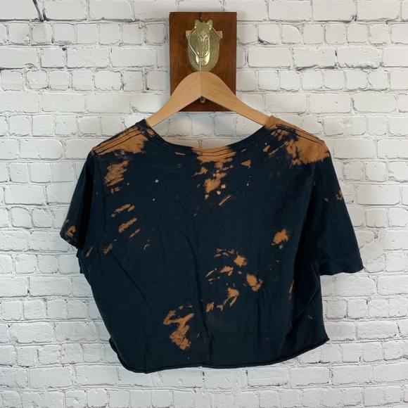 LOVE HAS NO BORDERS crop top - Picture 3 of 3